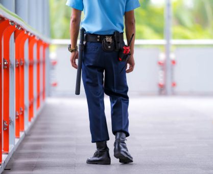 Guardia de seguridad caminando