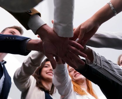 Colaboradores de una empresa haciendo equipo